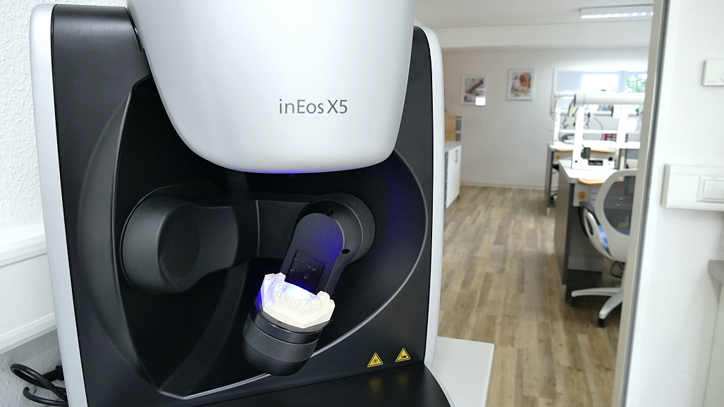 Zahntechnische Detailarbeit an einer Zirkonkrone im Dentallabor A.Illmann Stutensee