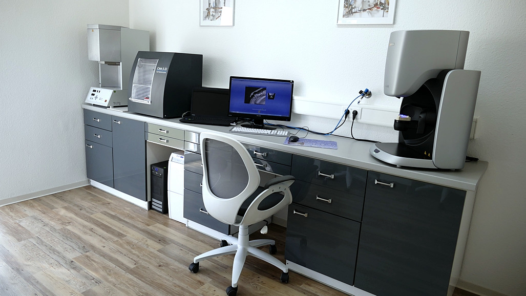 Präzise Kronenbearbeitung unter dem Mikroskop im Zahntechniklabor