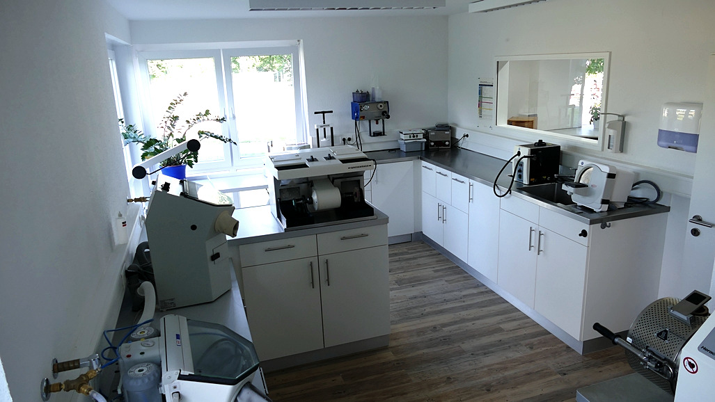 Moderner Arbeitsplatz im Dentallabor A.Illmann mit digitaler Ausstattung